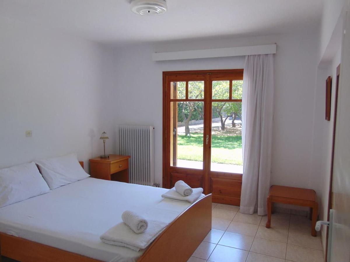 Small Theater Apartment Epidaurus Bagian luar foto