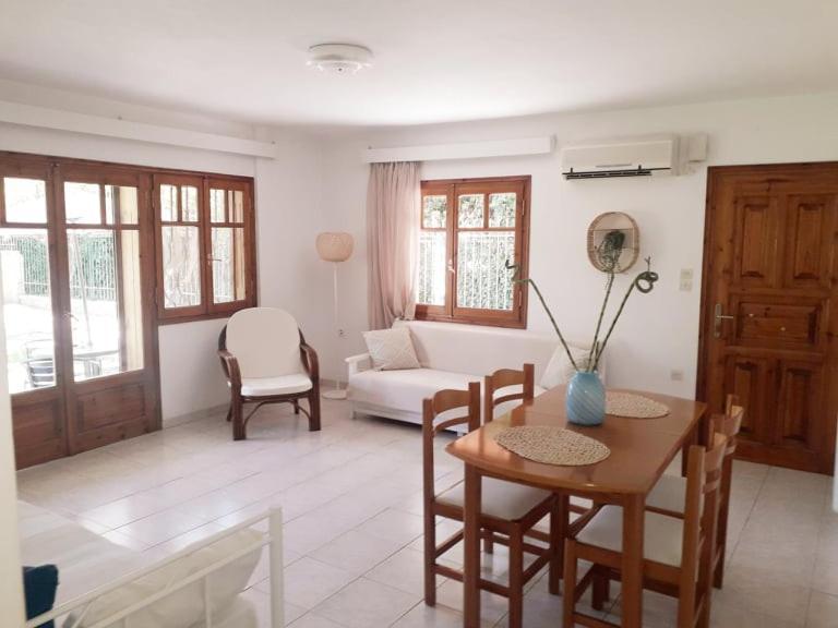 Small Theater Apartment Epidaurus Bagian luar foto