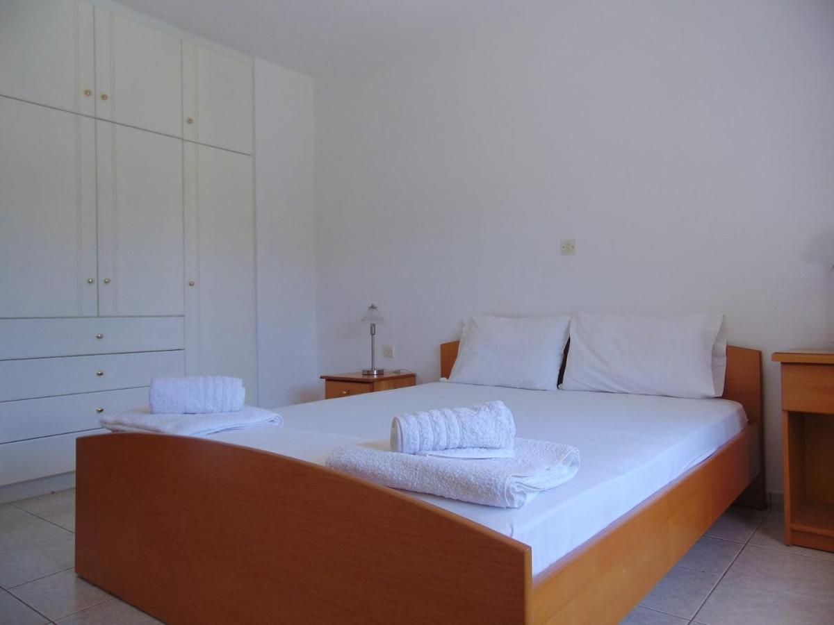 Small Theater Apartment Epidaurus Bagian luar foto