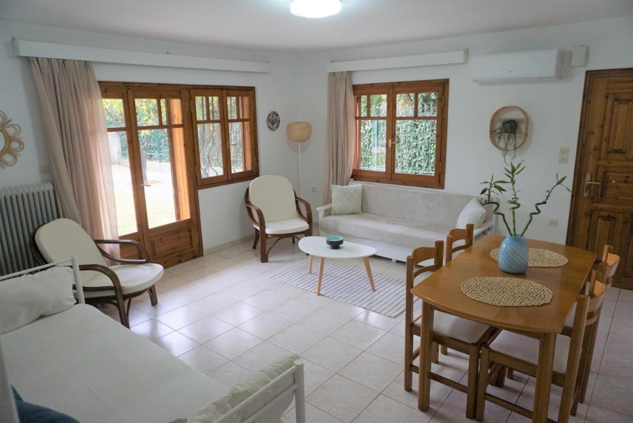 Small Theater Apartment Epidaurus Bagian luar foto