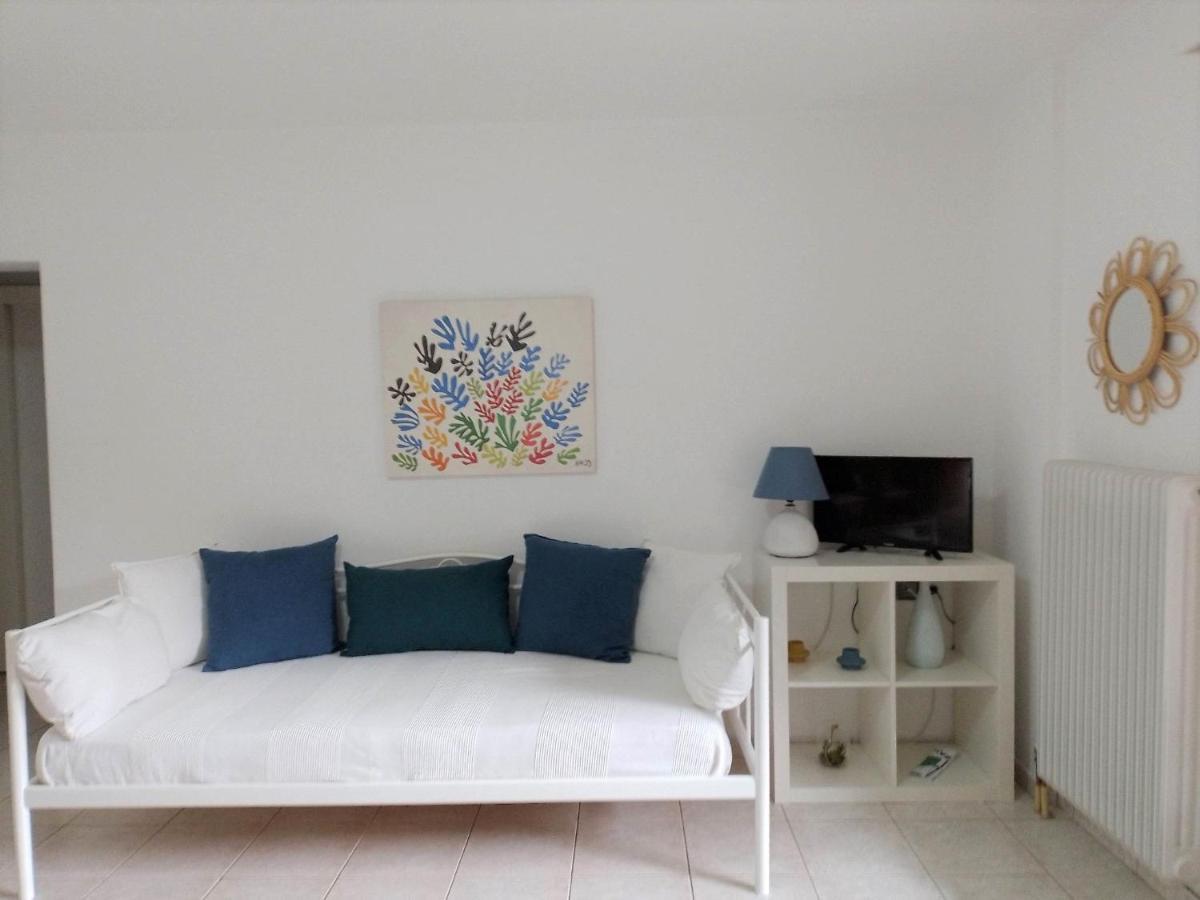 Small Theater Apartment Epidaurus Bagian luar foto
